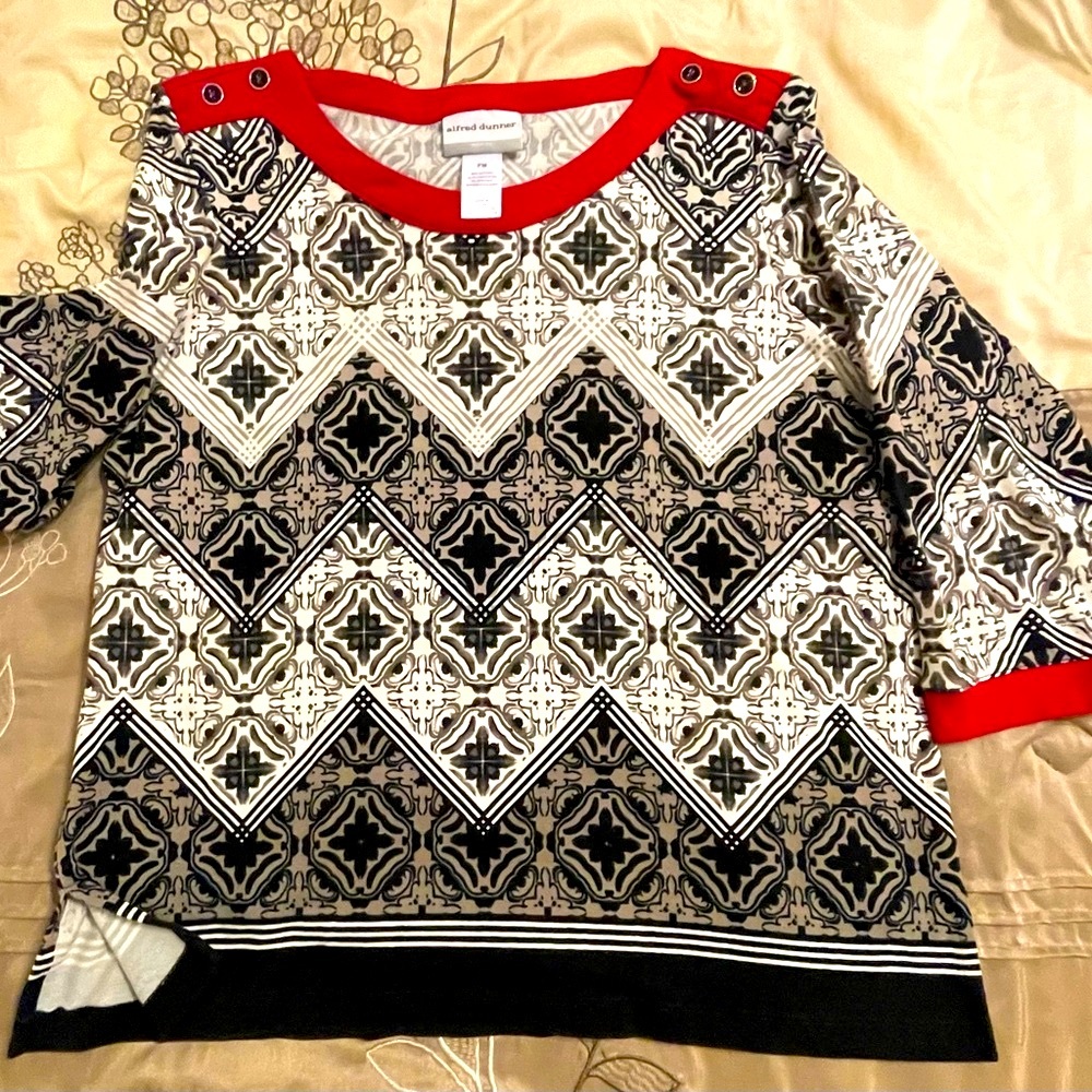 Alfred Dunner Size PM Petite pullover. 3/4 sleeves. Absolutely mint condition.